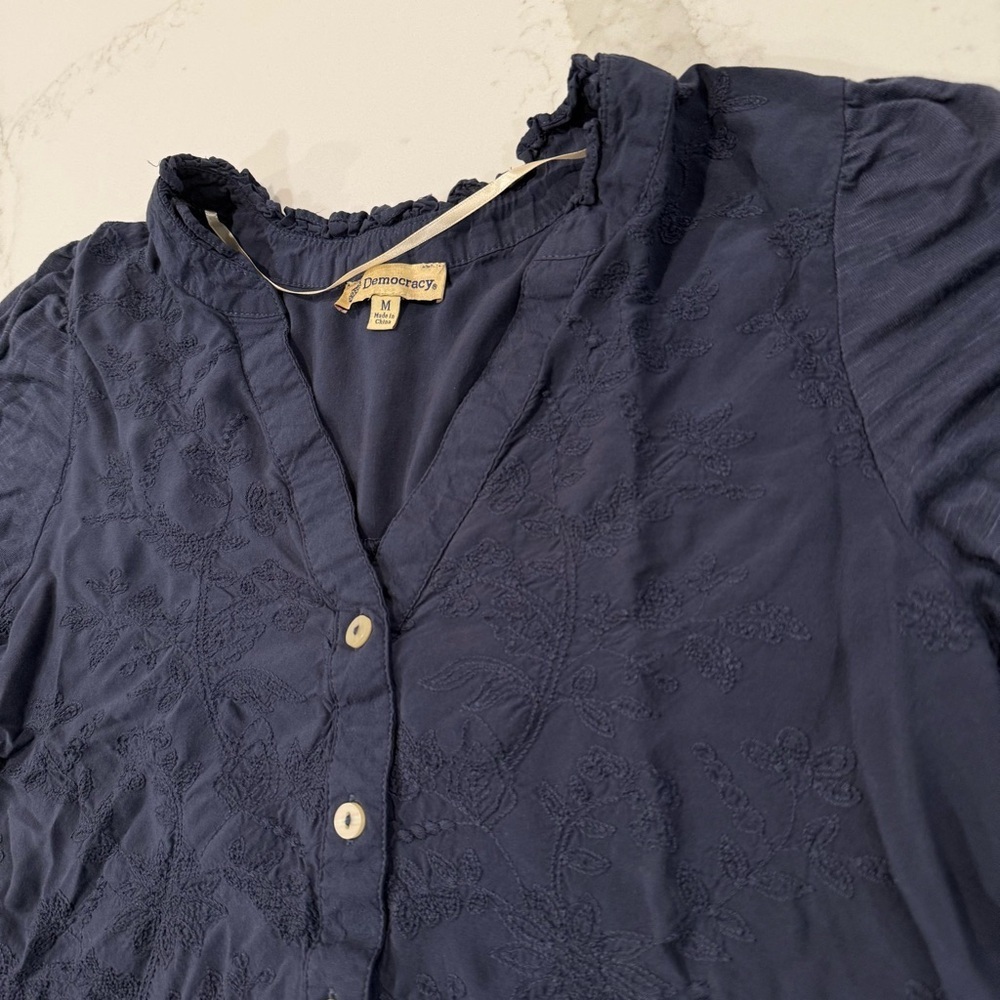 Democracy Floral Embroidered Button Front Blouse Ruffle Trim Women’s Medium Navy - Picture 4 of 8